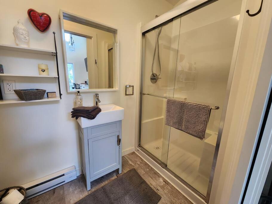 Tiny House With Hot Tub, Close To Golf And Hiking!! Holiday home Campbell River